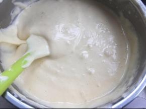 然后加入牛奶油拌匀