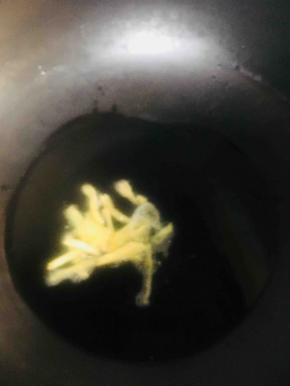 烧至五成热时放入姜丝爆香