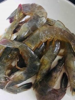 用剪刀剪去虾须和虾枪，再把虾的背部剪开。