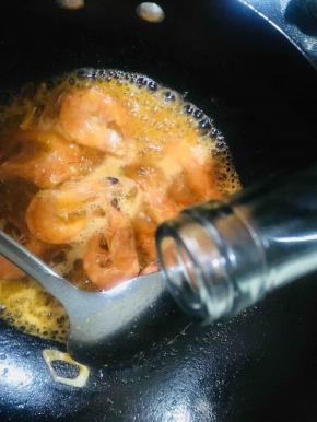 放入料酒拌匀。