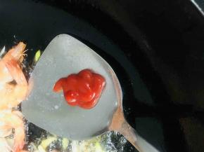 放入蕃茄沙司炒匀。