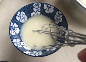 把牛奶和油打匀