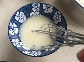 把牛奶和油打匀