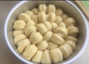 放入烤箱35度发酵，发到顶部距最高边2厘米