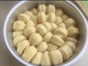 放入烤箱35度发酵，发到顶部距最高边2厘米