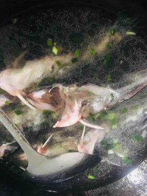 没过鱼就可以了