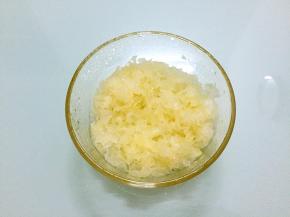 泡发好的银耳洗净撕成小朵