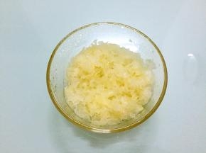 泡发好的银耳洗净撕成小朵