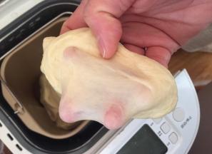 面团材料揉到完全阶段。撑开结实薄膜