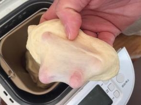 面团材料揉到完全阶段。撑开结实薄膜