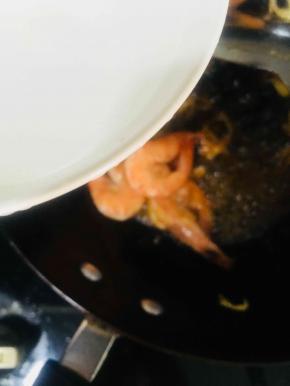 放入适量清水炒匀大火烧开