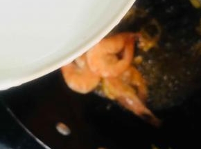 放入适量清水炒匀大火烧开