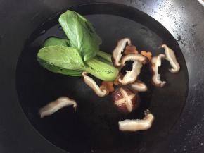 洗净的青菜、香菇焯水，焯水的时候锅里加点盐和油