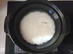 加入浸泡好的米饭，加入1.5倍的水