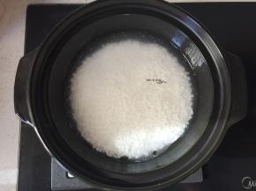加入浸泡好的米饭，加入1.5倍的水