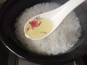 煮到米饭表面有小气孔的时候边缘淋入一勺油