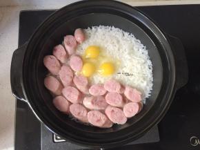 码入香肠，磕入鹌鹑蛋，继续煮几分钟