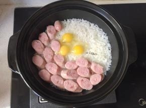 码入香肠，磕入鹌鹑蛋，继续煮几分钟