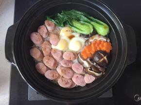 把焯水后的材料摆入盘子中，吃的时候淋入调味汁即可