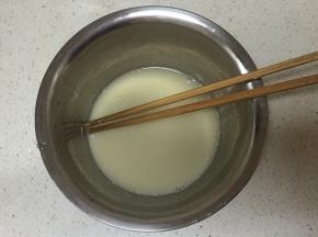 先用温水将酵母融化开