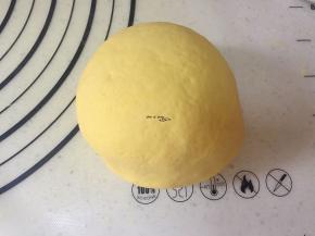 分成3份，1份加入南瓜粉揉匀