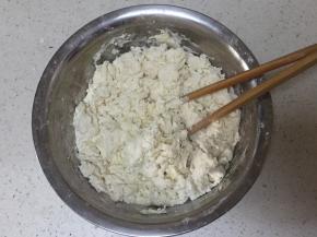 加面粉搅拌成絮状