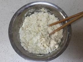 加面粉搅拌成絮状
