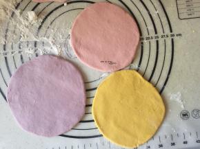 揉匀排气分小剂子，取一小团分别擀成圆片