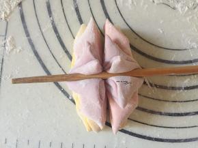 依次做好，相同颜色对着，累加三种颜色，用筷子压一下