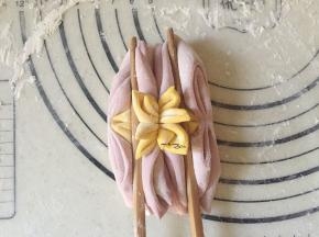 在两边夹一下