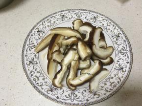 2朵伞部切片，剩下的剁碎