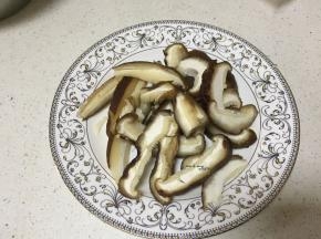 2朵伞部切片，剩下的剁碎