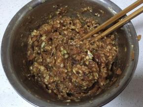 和80g白菜，加调味料搅拌成肉馅