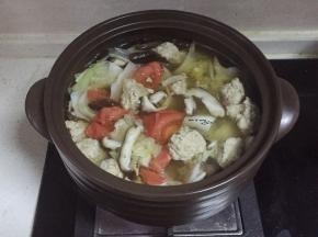 煮变色后加入香菇、白菜、西红柿一起炖十分钟左右，后期加盐调味