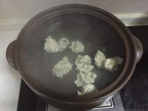 锅中沸水，先夯丸子