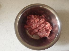 猪肉洗净剁肉糜