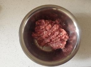 猪肉洗净剁肉糜