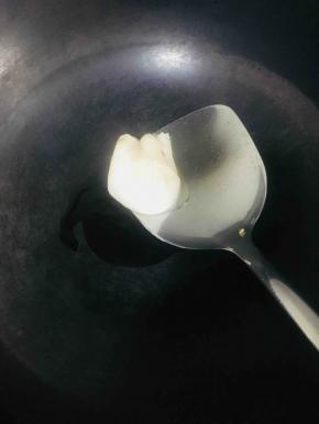 热锅放入一块猪油，待猪油熔化了