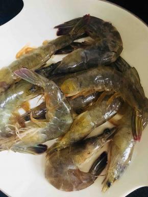 洗净放入容器中备用。