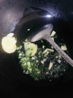 放入葱姜蒜爆香