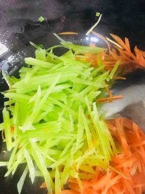 放入莴笋丝炒至断生