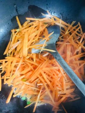 放入胡萝卜丝炒二分钟