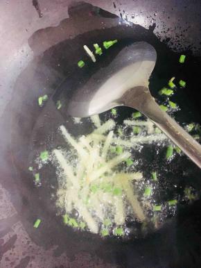 烧至五成热放入葱姜爆香