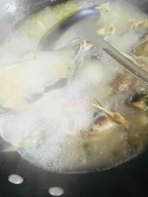 二十分后，汤成奶白状