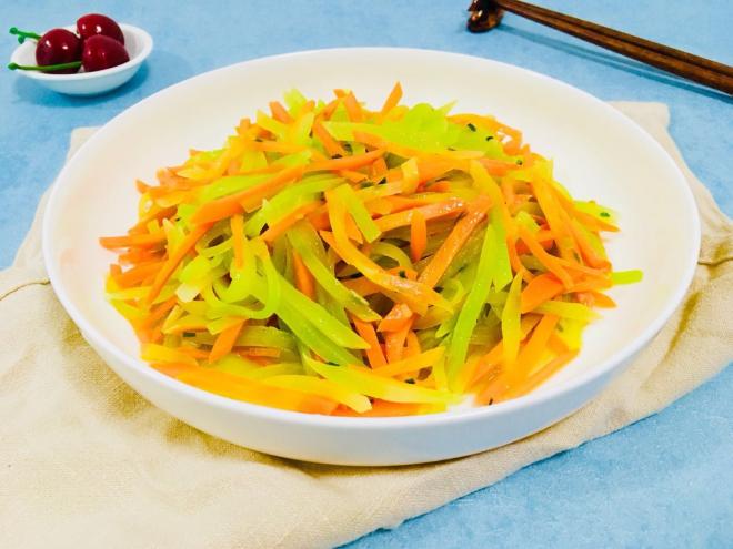 胡萝卜丝炒莴笋丝