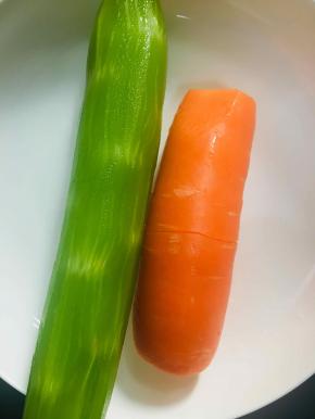 准备好所需的食材，莴笋胡萝卜洗净备用。