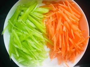 胡萝卜和莴笋切丝备用