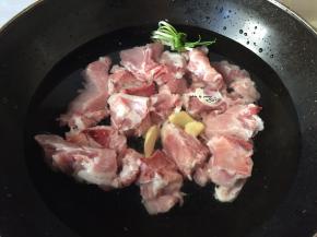 把脊骨焯水，加料酒、葱、姜