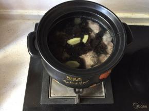 砂锅中加入焯水后的脊骨、黑木耳、适量水、少许白醋大火煮