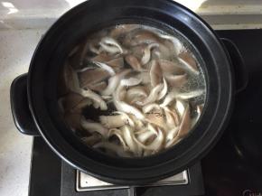 炖30分钟后加入蘑菇继续炖20分钟